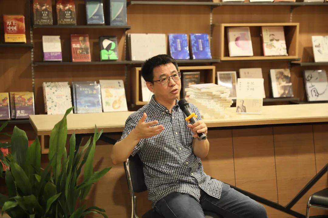杨红林在现场向读者讲述顾维钧传奇的一生。